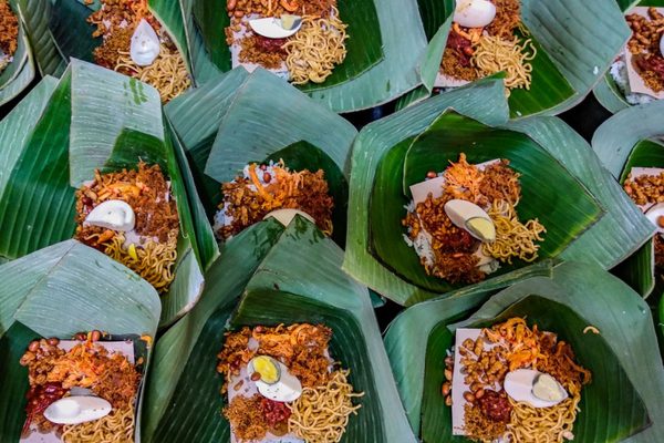 Menjelajahi Kelezatan Street Food, Nasi Jinggo, Cita Rasa Khas Bali dalam Bungkus Daun Pisang Menjelajahi Kelezatan Street Food, Nasi Jinggo, Cita Rasa Khas Bali dalam Bungkus Daun Pisang